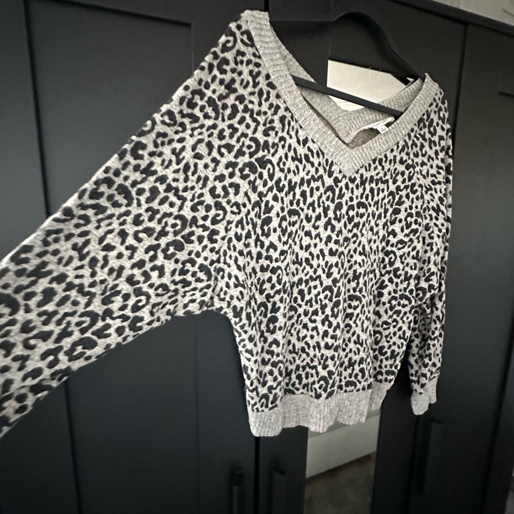 Animal print small sweater gray black